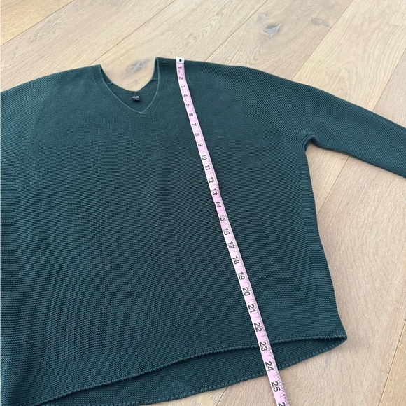 Uniqlo dark Forest green seamless V-neck sweater Medium - Picture 4 of 7